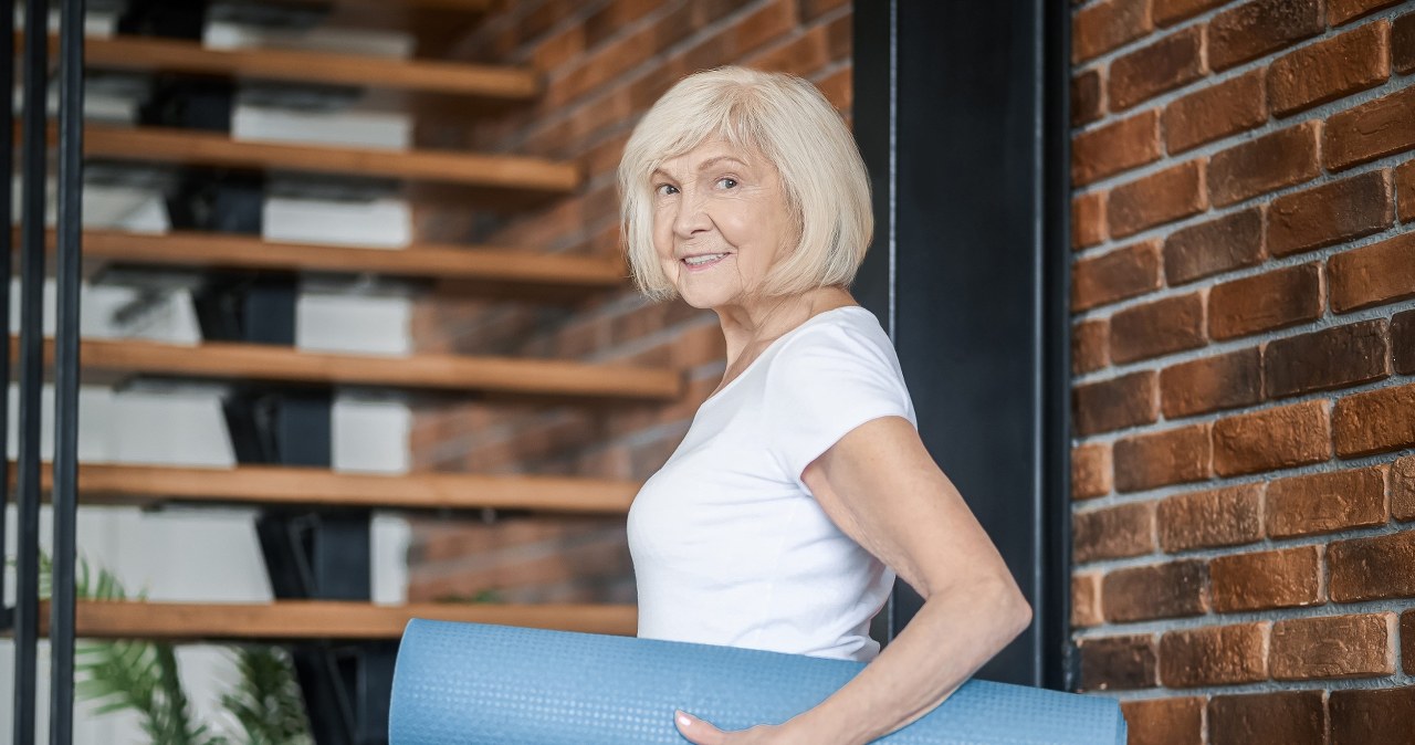 Framuga zamiast sprzętu fitness. Trening "w progu" robią osoby 60+