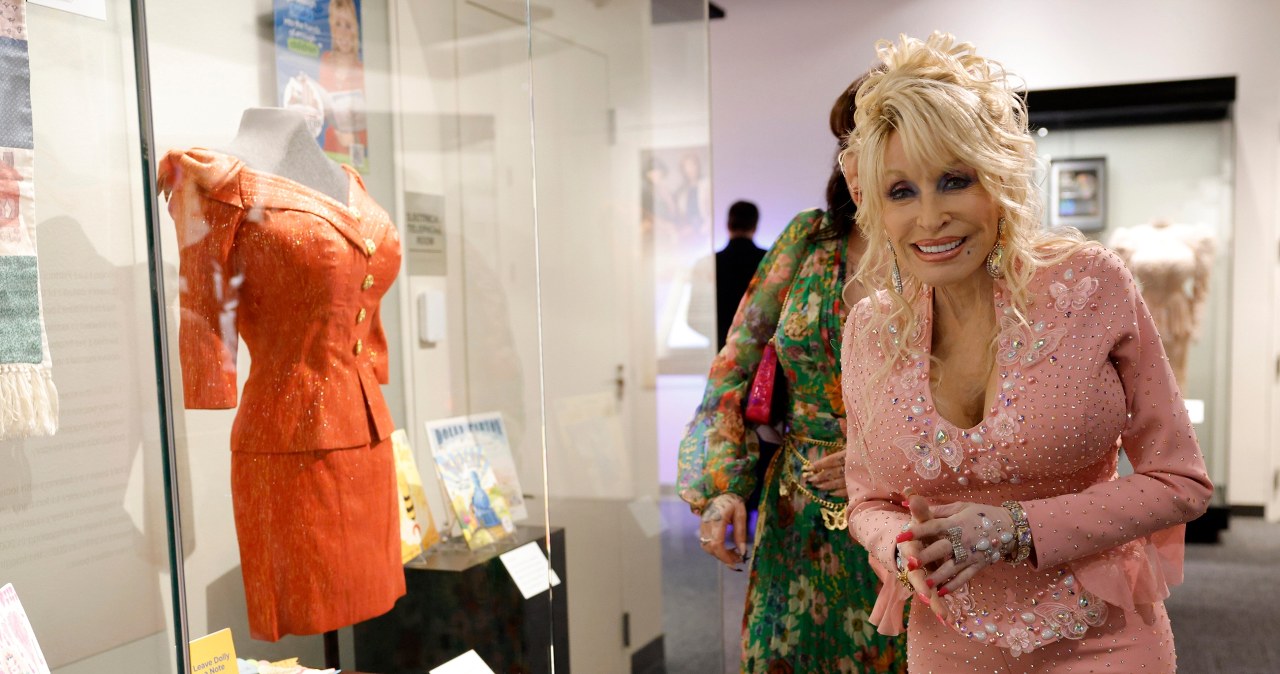 Dolly Parton była ikoną. W tych kreacjach zapisała się w historii