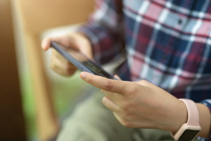 Szlaban na telefon. Jak szkoły będą egzekwowały nowy zakaz?