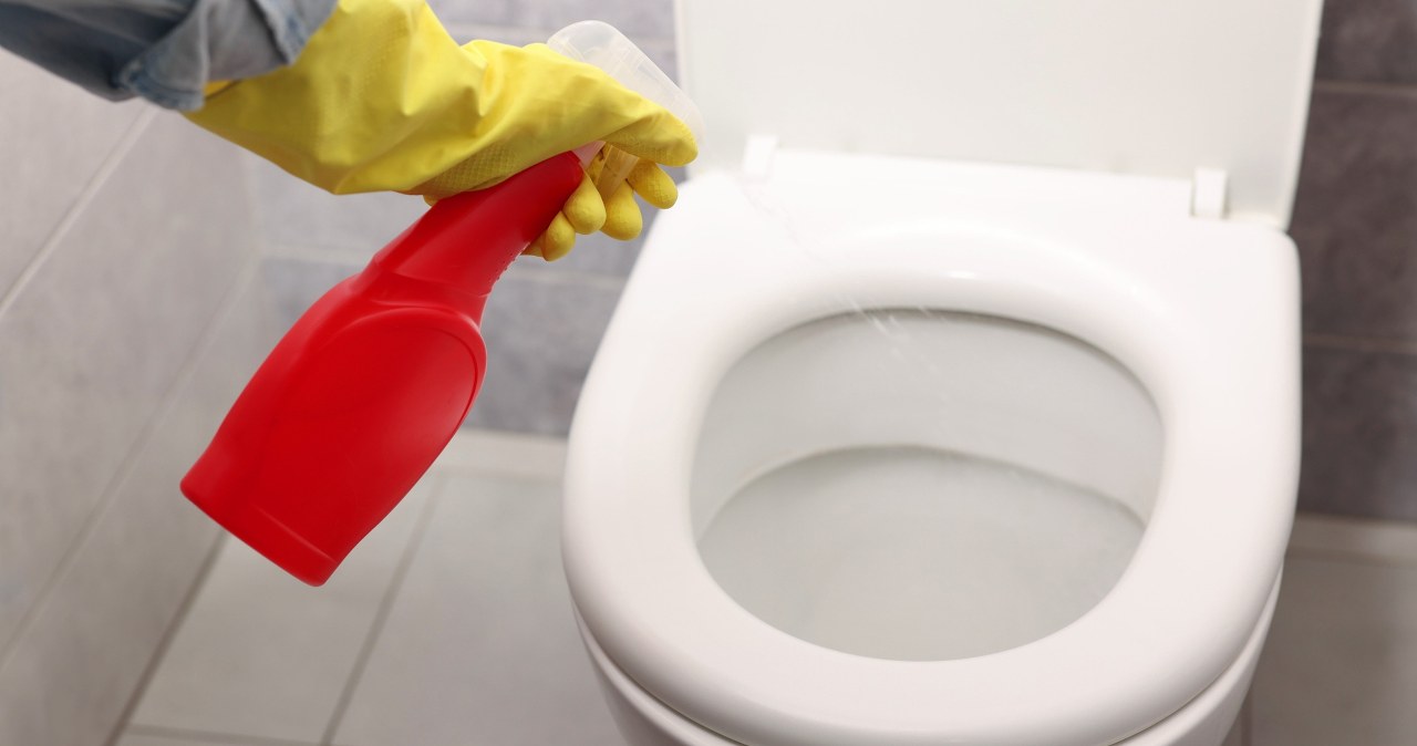 Spryskuję tym podłogę pod toaletą. Usuwam zabrudzenia bez chemii