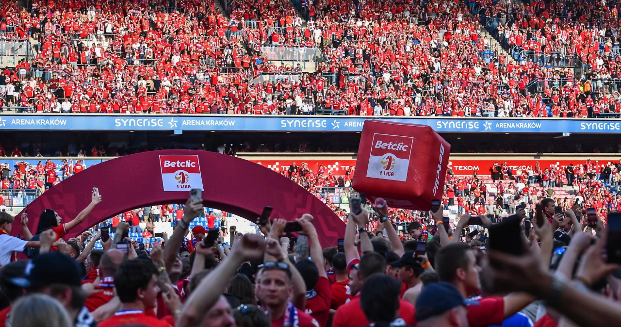 Zdjęcie do aktualności: Ważny sprawdzian dla Wisły Kraków. Klub wypowiada wojnę kibolom