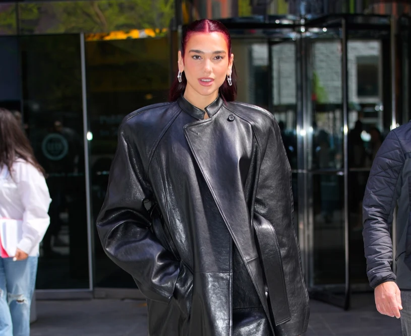 Jesienią wraca do łask. Tak skórzany płaszcz stylizuje Dua Lipa