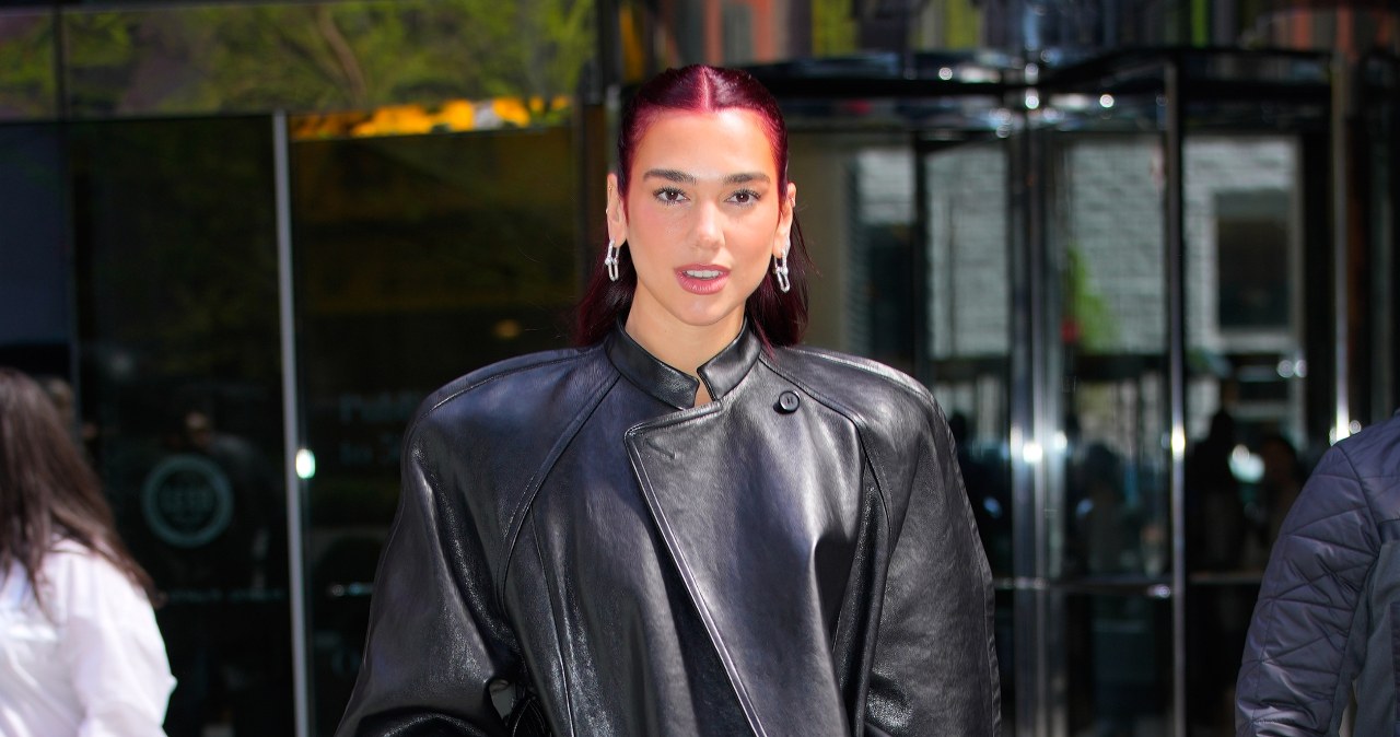 Jesienią wraca do łask. Tak skórzany płaszcz stylizuje Dua Lipa