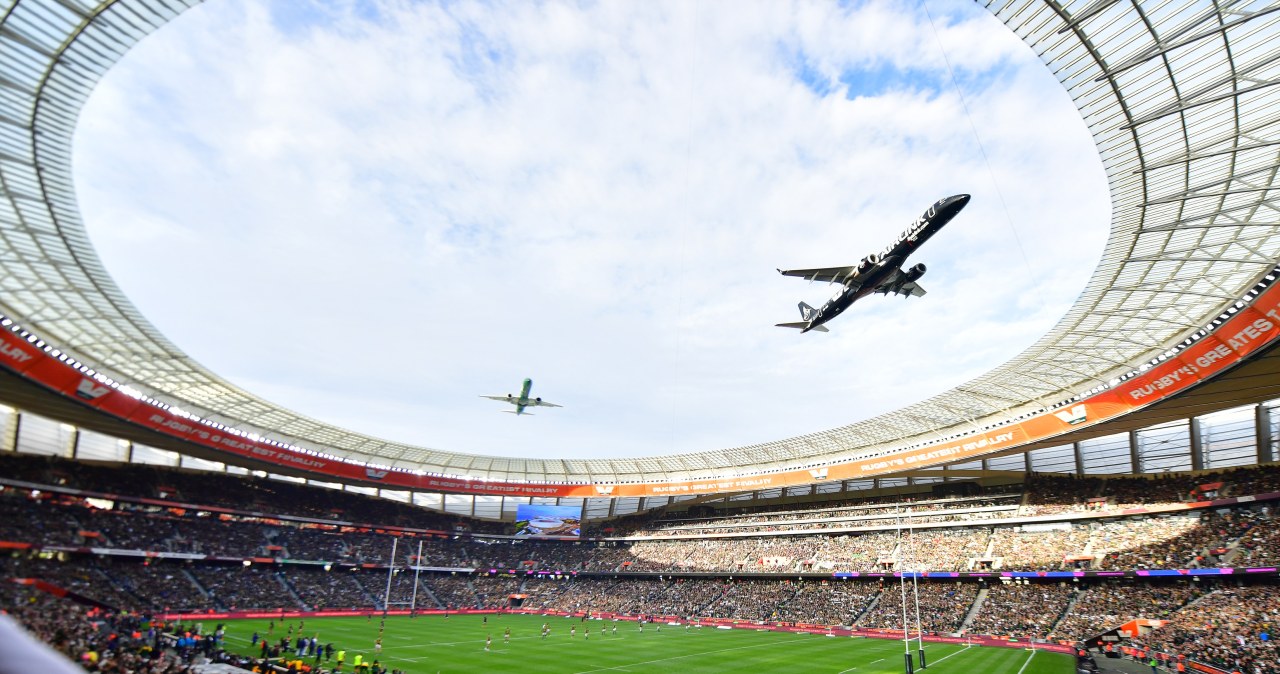 Niebezpieczny przelot nad stadionem w Kapsztadzie. Samoloty tuż nad kibicami