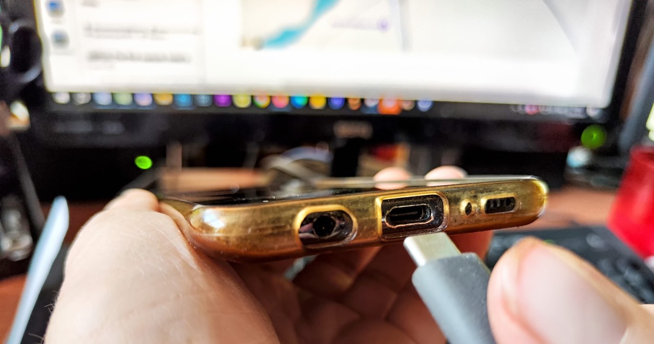 Kłaczki i brud, telefon się nie ładuje. Jak wyczyścić USB-C bez zwarcia?