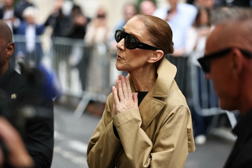 Celine Dion znów na scenie. Pokazała się w ponadczasowym trenczu