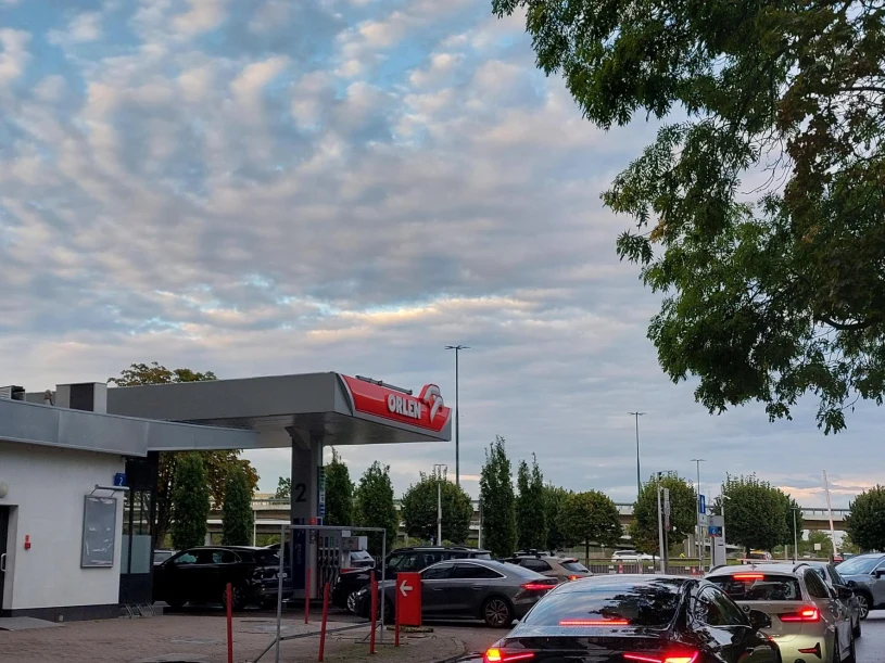 Cheap fuel era ends: drivers queue at petrol stations ahead of price rise