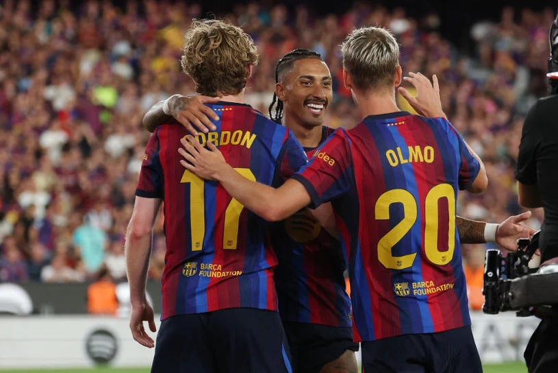 "Barca" odpowiada na pogrom Realu. 7 goli na Camp Nou. I powrót na szczyt