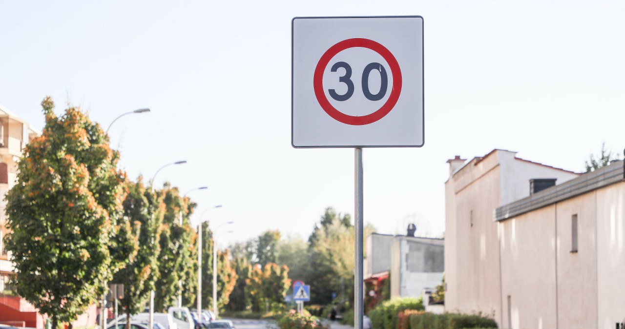 Znak B-43 to nie tylko 30 km/h. Zignorujesz go i stłuczka gotowa