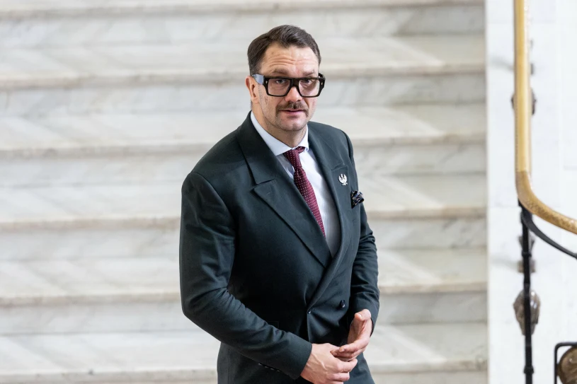Media: Łukasz Mejza stracił prawo jazdy. Poseł reaguje: Bzdura