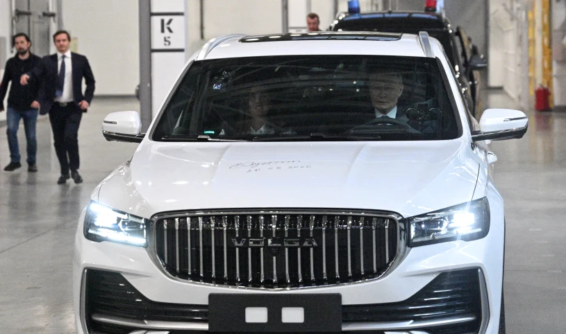 Putin przejechał się nową Wołgą i podpisał na masce. Auto trafi do muzeum