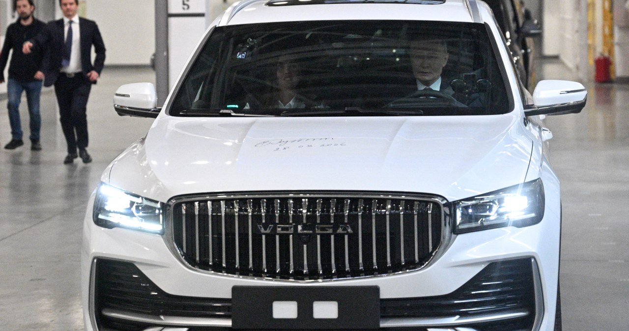 Putin przejechał się nową Wołgą i podpisał na masce. Auto trafi do muzeum