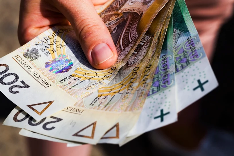 GUS: median Polish wage was 7,530 PLN gross in March 2026, down 2.1% from February