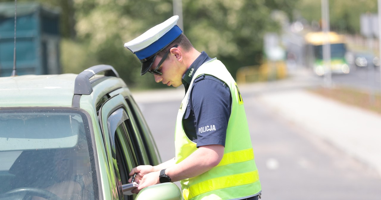 Policja przyjeżdża do stłuczki i robi się drogo. Mandat zaboli