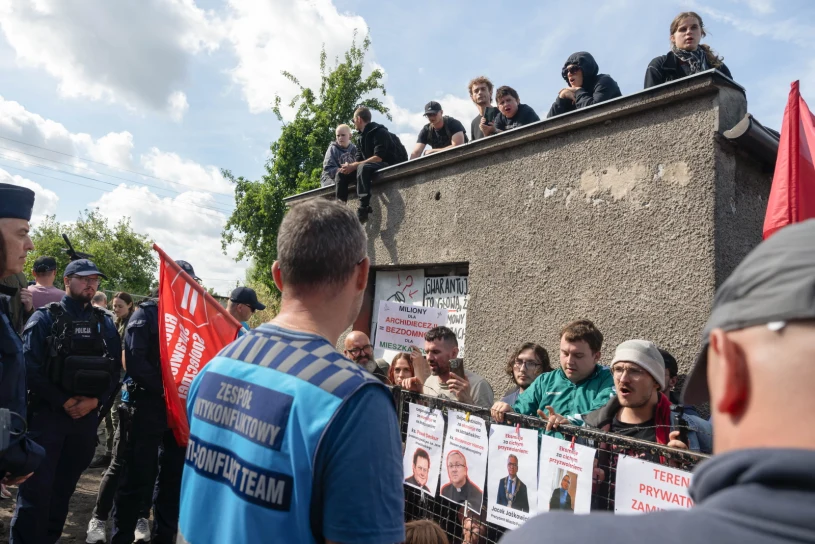 Przepychanki z policją na Osiedlu Maltańskim. Protestujący blokują eksmisję