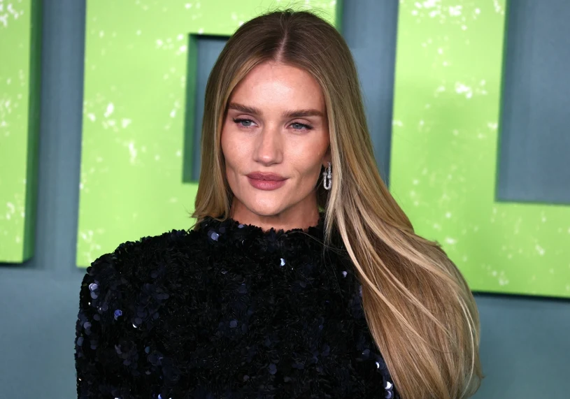 Rosie Huntington - Whiteley w zachwycającym jesiennym zestawie. Ikona
