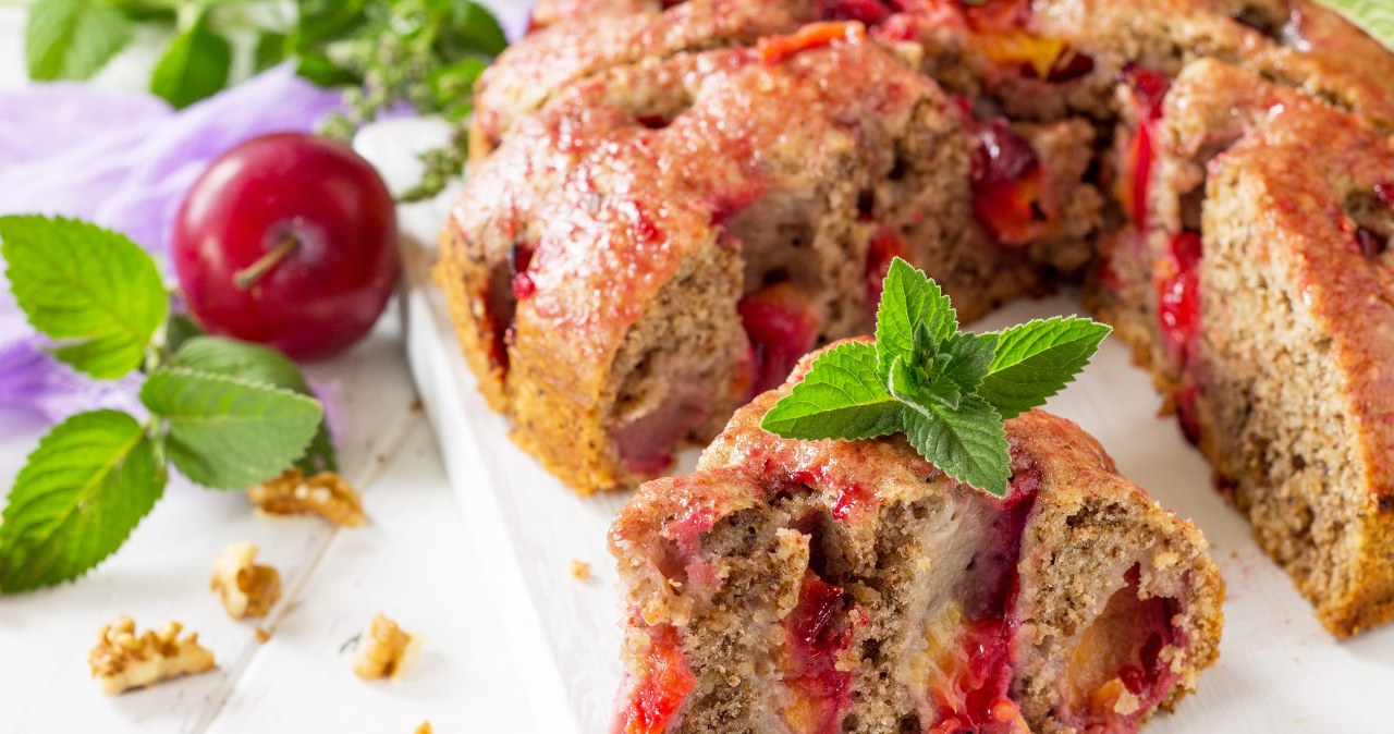 Genialny orzechowiec ze śliwkami to hit. Lepszy niż drożdżowe z kruszonką