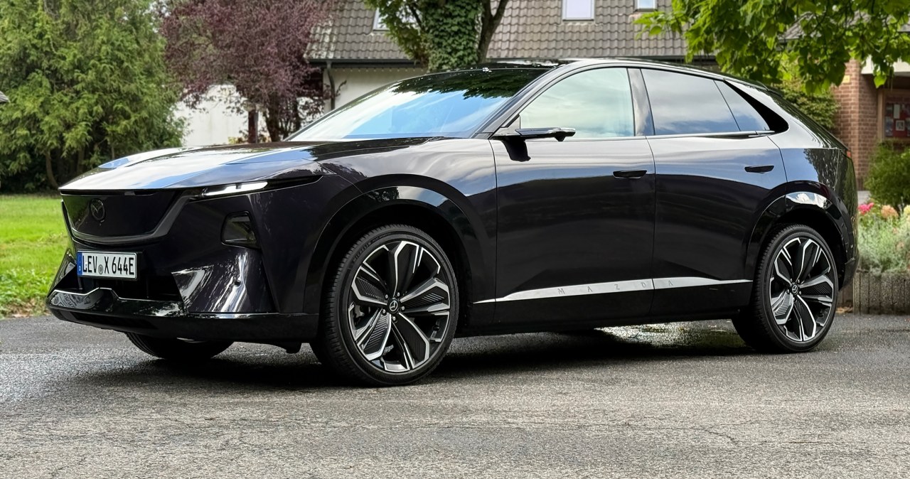 Mazda CX-6e ma 258 KM, tylny napęd i wielki ekran. Brakuje ważnej rzeczy
