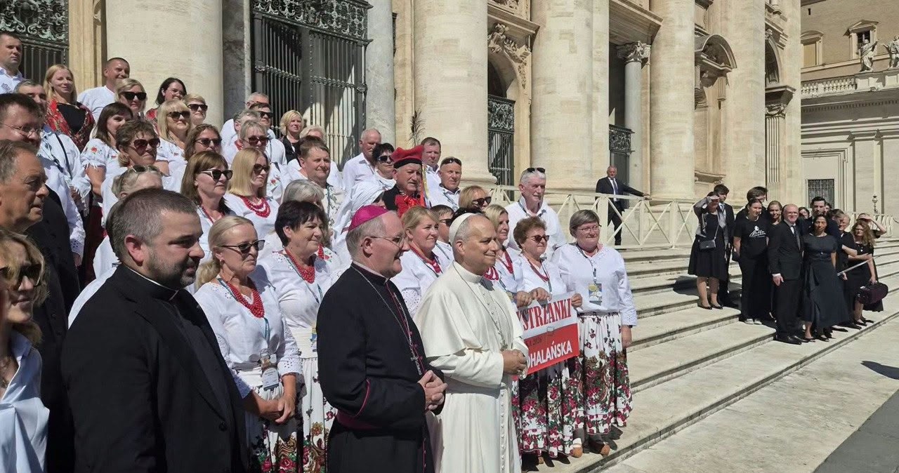 Watykan. Górale z prezentem dla papieża Leona XIV: Stuła i kapelusz Watykan. Górale z prezentem dla papieża Leona XIV: Stuła i kapelusz