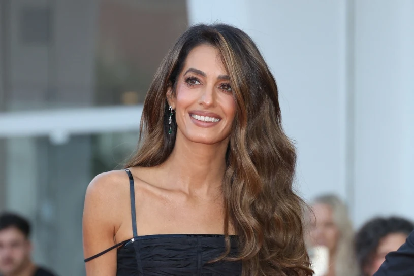 Amal Clooney w eleganckim zestawie w Atenach. Jeden detal robi różnicę