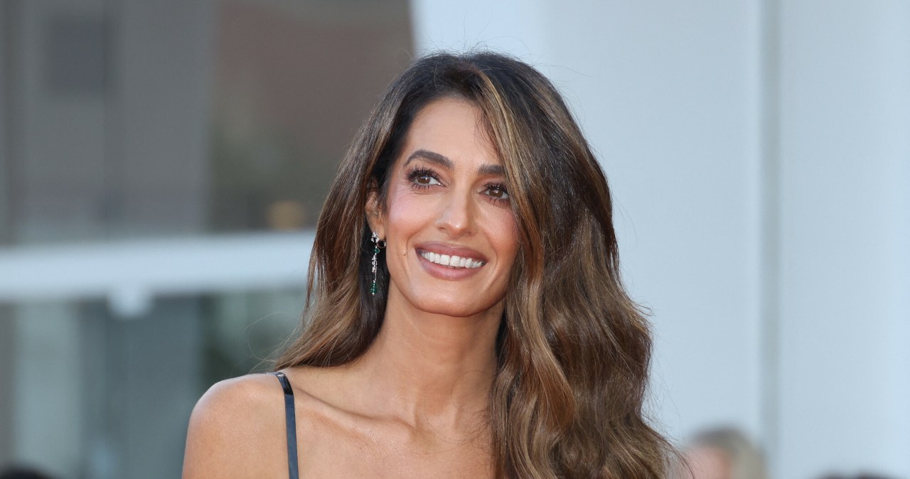Amal Clooney w eleganckim zestawie w Atenach. Jeden detal robi różnicę