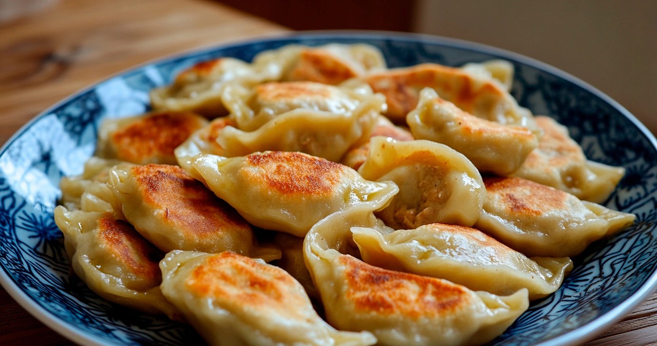 Ciasto na pierogi jest cieniutkie, ale się nie rwie. Ten przepis to złoto