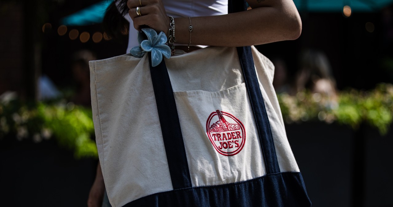 Trzy dolary w sklepie, tysiące na aukcji. Dziwny fenomen torby Trader Joe’s