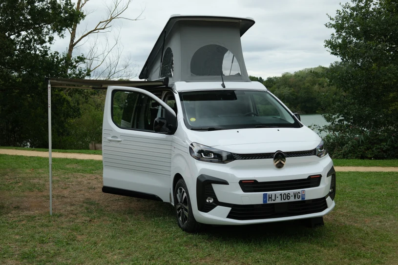 Citroen Holidays ma dwa łóżka, prysznic i kuchnię. Zmieści się na parkingu