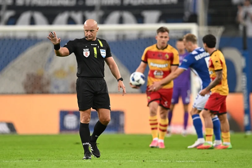 Marciniak skasował gola w 88. minucie. VAR w akcji. Jest nowy lider