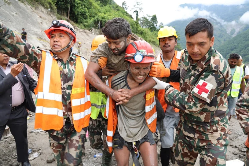 Cud w Nepalu. Przeżyli dziewięć dni w tunelu. Żywych może być więcej
