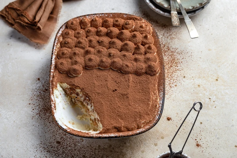 Kremowe i w pełni tradycyjne włoskie tiramisu, perfekcyjne do kawy