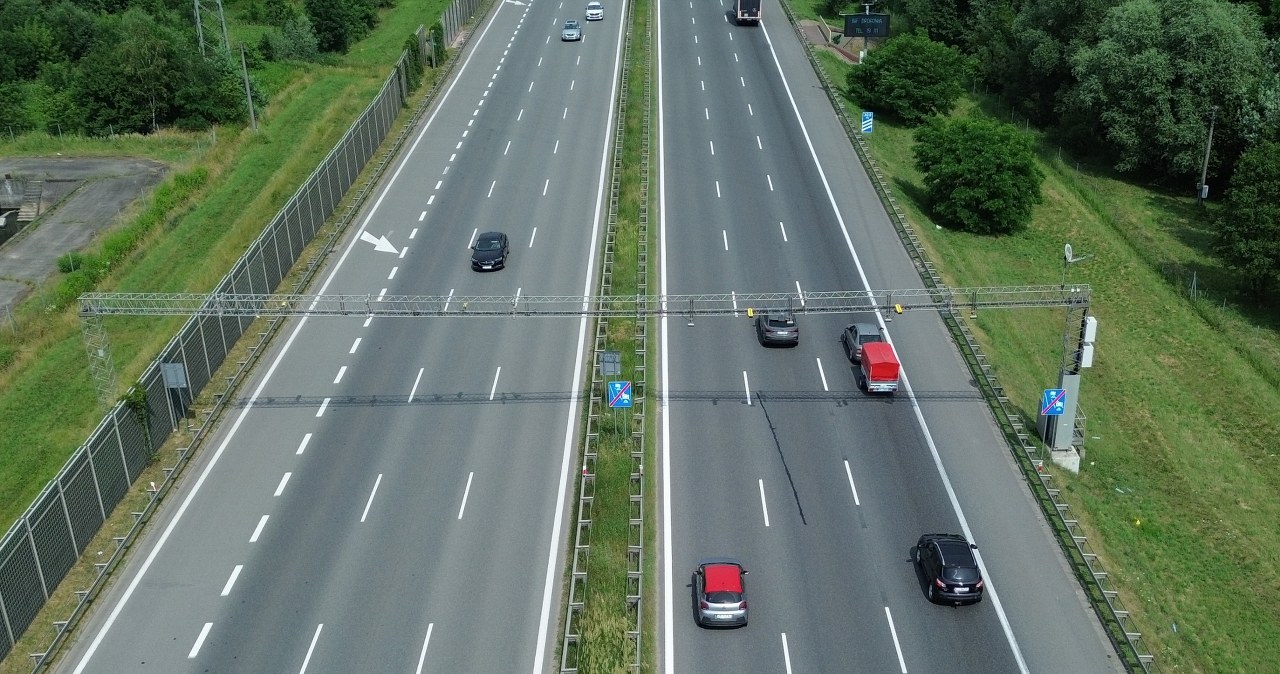 Środkowy pas kusi obu kierowców. Pierwszeństwo ma tylko jeden