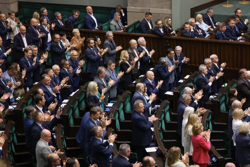 Posłanka szczekała w Sejmie. Nagarnie w sieci, zareagował premier