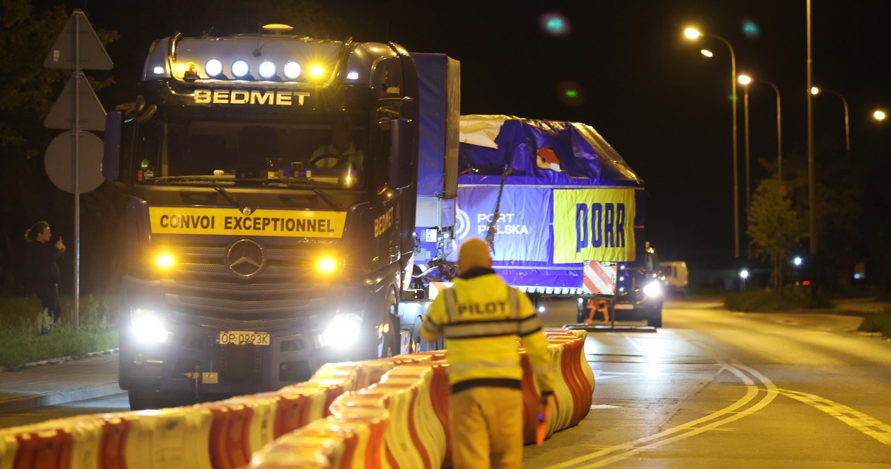 270 ton i 39 metrów długości. Ten kolos trzy noce toczył się przez Polskę