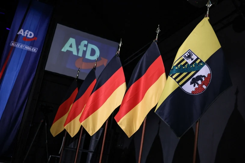 AfD wygrywa wybory landowe. W tle transporty wojskowe NATO