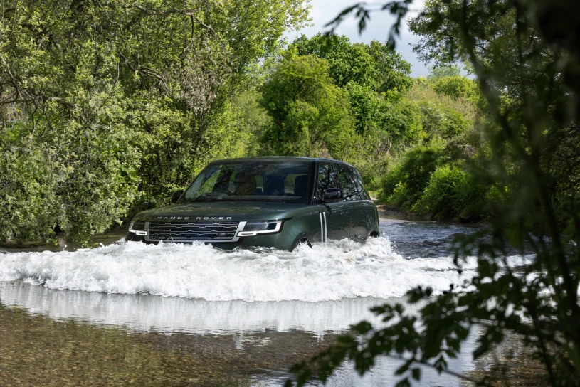 Range Rover Electric ma 550 KM i pokona wodę o głębokości prawie metra