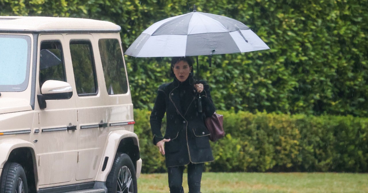 Kris Jenner wybrała idealną stylizację na jesień. Modny płaszcz i oficerki