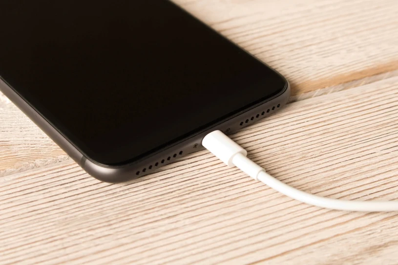 Smartfon skanuje otoczenie nocą i niszczy baterię. Jak to wyłączyć?