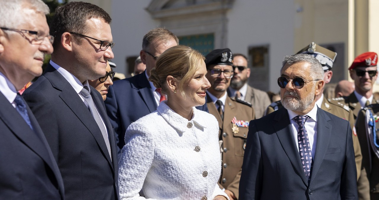 Nawrocka w czerni i bieli. Klasyczna stylizacja ma jeden mankament