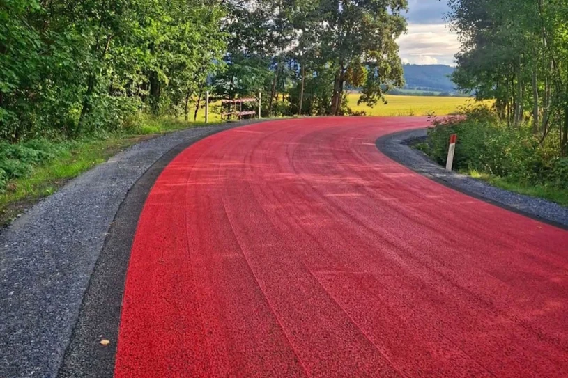 Coraz więcej czerwonych dróg w Polsce. Nie chodzi o rowerzystów