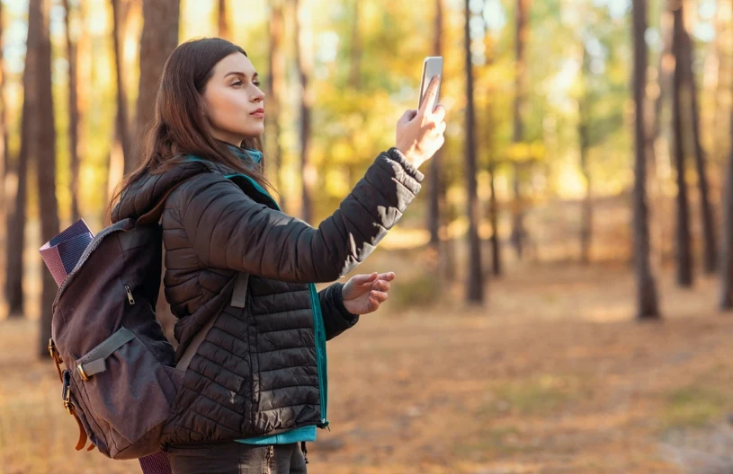 Telefon stracił zasięg w lesie? Tak najłatwiej znaleźć drogę