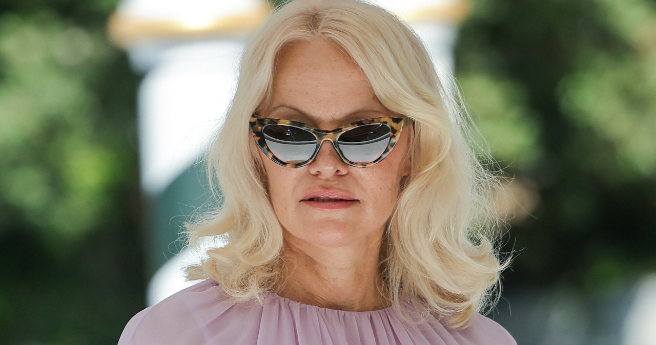 59-letnia Pamela Anderson w Wenecji. Liliowa stylizacja przyciągała wzrok