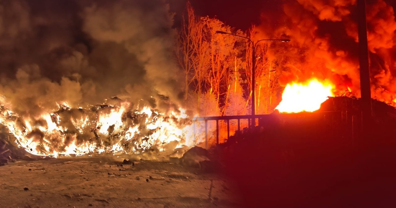 Wilków. Ogromny pożar składowiska opon. Walka z ogniem może zająć kilka dni Wilków. Ogromny pożar składowiska opon. Walka z ogniem może zająć kilka dni