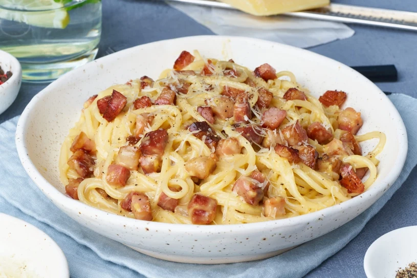 Bez śmietany, ale z boczkiem. Dobra carbonara to zaledwie kilka składników