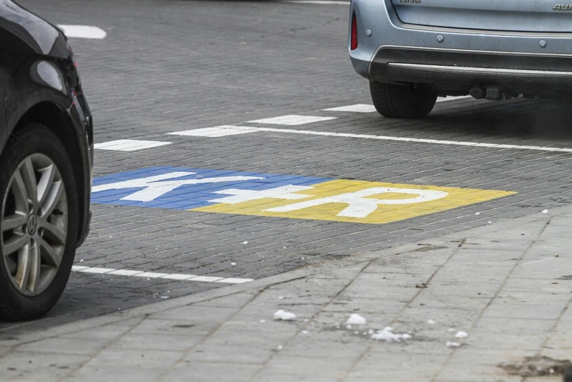 Niebiesko-żółte miejsca parkingowe budzą emocje. Wylała się fala oburzenia