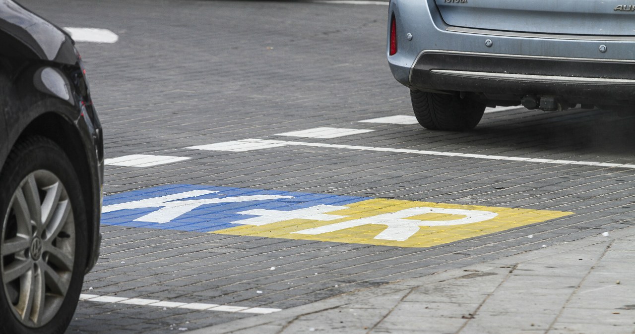 Niebiesko-żółte miejsca parkingowe budzą emocje. Wylała się fala oburzenia
