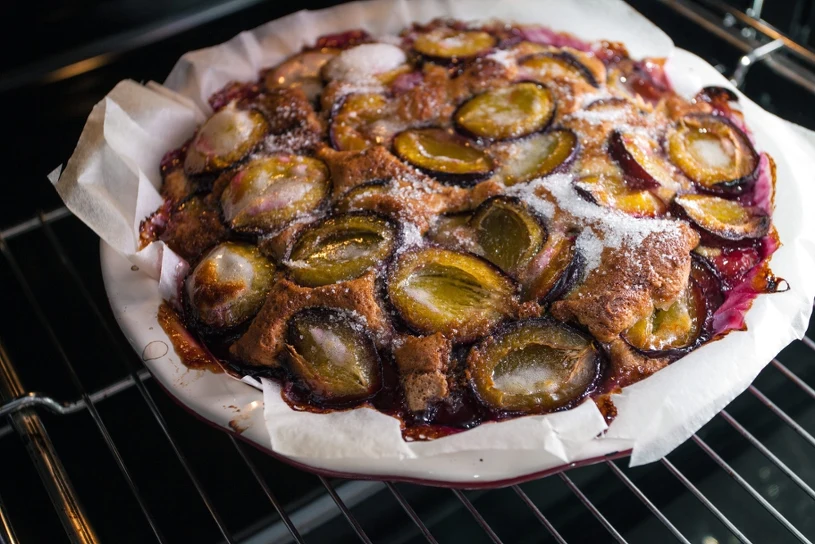 Jesienna tarta śliwkowa z budyniem. Smakuje i pachnie jak w babcinej kuchni