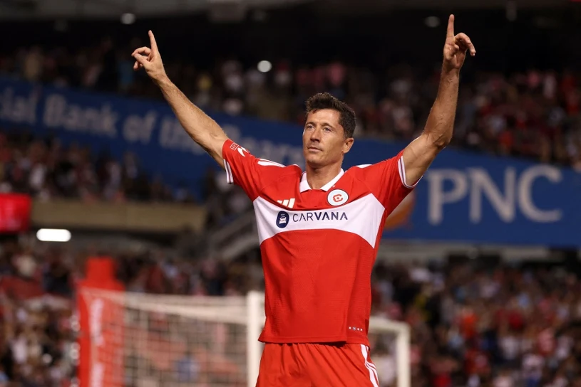 Dwa gole w hicie MLS z Messim i Lewandowskim. Polak otworzył wynik