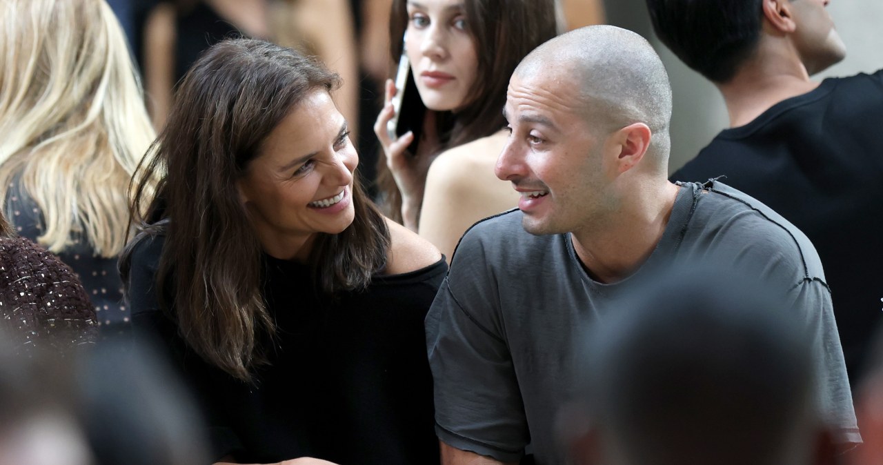 New York Fashion Week 2026. Katie Holmes promienieje u boku partnera