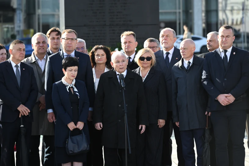 Gorąco na miesięcznicy, Kaczyński oburzony. Rozległy się krzyki
